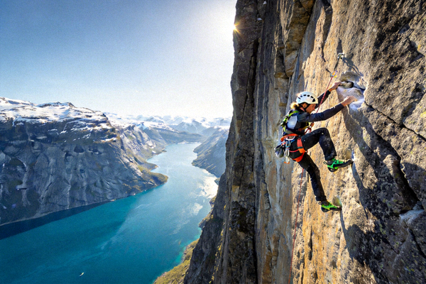挪威峡湾攀岩活动，挑战垂直岩壁